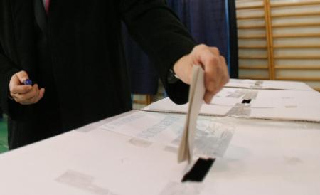 UDMR şi PSD vor negocia, astăzi, comasarea alegerilor şi modificarea Constiuţiei