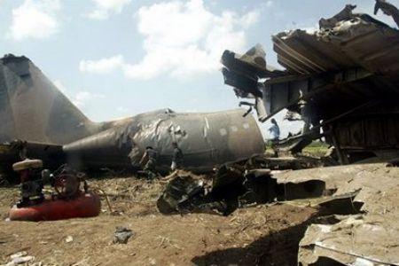Un avion militar s-a prabusit &icirc;n Angola. Peste 30 de persoane si-au pierdut viata