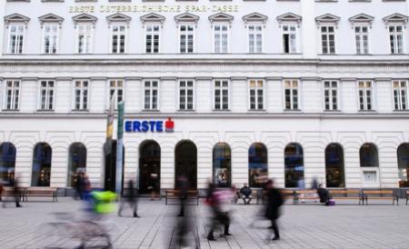 Austriecii de la Erste si-au pierdut speranta ca se va gasi o solutie pentru criza datoriilor suverane si iau masuri radicale. In Romania, taie valoarea BCR cu 700 milioane de euro, pana la 2,2 miliarde de euro