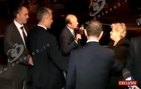 Băsescu, apostrofat de o femeie la sediul PNŢCD: Lumea moare de foame şi dumneavoastră aţi făcut averi uriaşe
