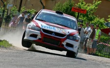 Un raliu de tot râsul: Participanţii au făcut slalom printre pietoni şi maşini