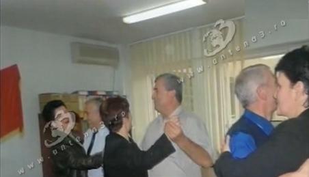 Fostul şef ANOFM, Silviu Bian, organiza petreceri în instituţie. Vezi imagini