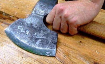 Brăila. Un bărbat era hotărât să demoleze blocul, după ce şi-a spart uşa cu toporul