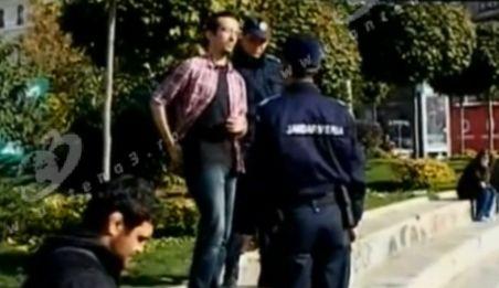 Dreptul la liberă exprimare în România. Un tânăr, amendat pentru că îşi spunea părerea în public