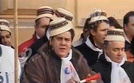 Peste 200 de profesori îmbrăcaţi în costume populare protestează la Ministerul Educaţiei