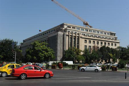 Revoluţionarii au protestat în faţa Guvernului şi au încercat să intre cu forţa în clădire