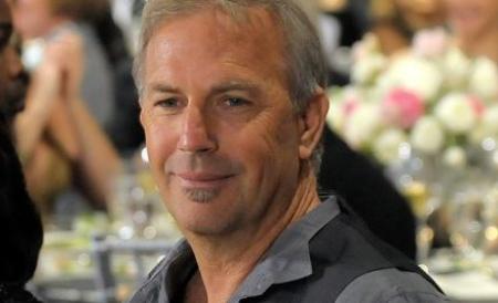 Kevin Costner concertează în Bucureşti 
