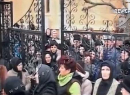 Caterisire cu scandal în Ialomiţa. Enoriaşii au făcut scut uman în jurul a doi preoţi care nu mai au dreptul să ţină slujbe