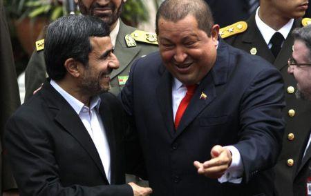 „Avem o mare BOMBĂ ATOMICĂ! Când ne întâlnim, şi dracii o iau razna!" Cum şi-au bătut joc de americani Chavez şi Ahmadinejad