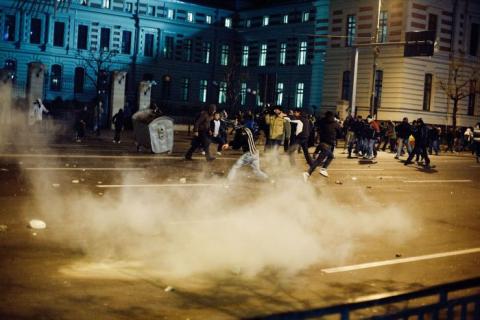 Bucureştiul, ca după război. Magazine vandalizate, semne de circulaţie smulse din pământ, staţii distruse. Pagubele sunt uriaşe