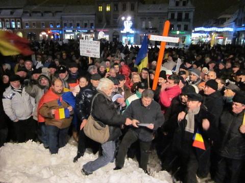 "Jos Guvernul, jos Băsescu!" s-a strigat în 19 oraşe ale ţării. Vezi unde au ieşit oamenii în stradă