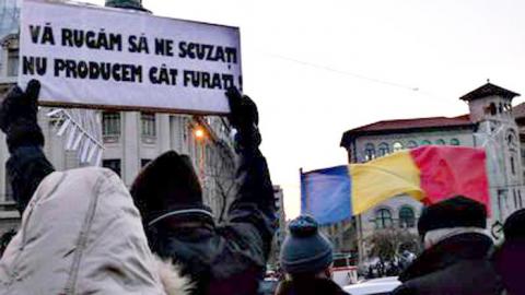 VOTEAZĂ topul celor mai tari lozinci de la proteste. "Eba, tatăl tău nu vrea să vorbește cu noi"
