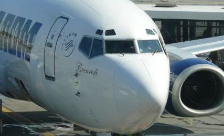 Pachet suspect la bordul unui avion în care se aflau trei lideri PNL