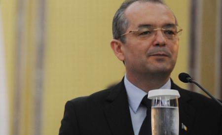 Emil Boc: Am dispus să se scoată de la Rezervele de Stat apă minerală, plată şi conserve
