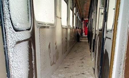 HAOS pe aeroporturi şi în gări. Află ce ZBORURI şi ce TRENURI au fost anulate sau au întârzieri