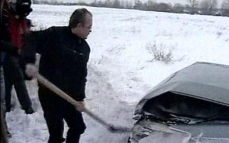 Tancurile au un concurent. Emil Boc deszăpezeşte A1 cu LOPATA