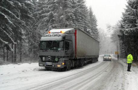 CNADNR: 12 drumuri naţionale sunt închise din cauza viscolului şi precipitaţiilor