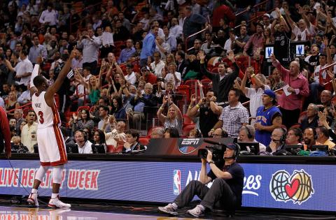 Dwyane Wade a revenit pe teren şi a ajutat-o pe Miami Heat să obţină a treia victorie consecutivă