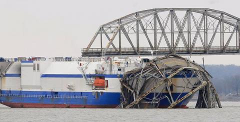 Pod din Kentucky, rupt în două după ce a fost lovit de un cargobot mult prea înalt
