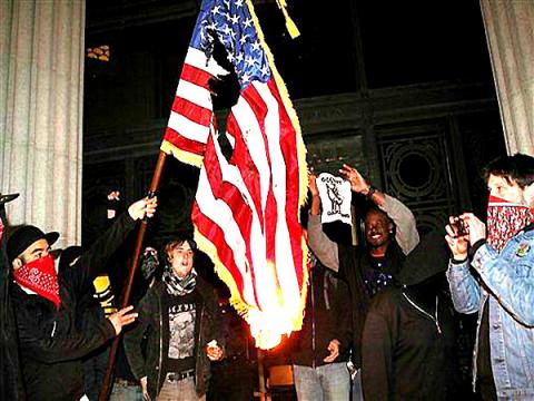 Proteste violente în California: Patru răniţi la Oakland şi peste 400 de manifestanţi anticapitalişti arestaţi