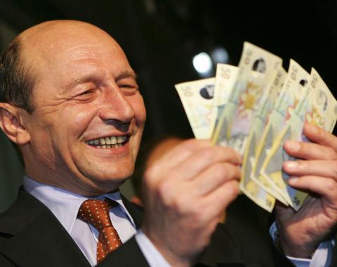 România stă bine în faţa crizei. "Avem cea mai mică datorie pe cap de locuitor din UE", spune Băsescu