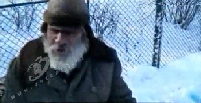 Un om al străzii a renunţat la haina sa, pentru a-şi încălzi câinele