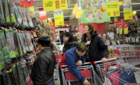 Codul galben de ninsori i-a speriat pe români. Rafturile magazinelor s-au golit pentru că oamenii şi-au făcut provizii