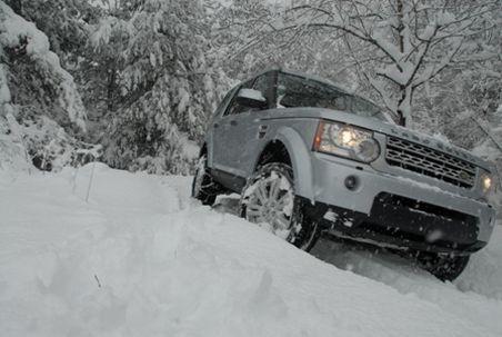 Două maşini offroad, puse la dispoziţia Serviciul de Ambulanţă Prahova de doi ploieşteni