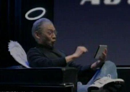 S-a ajuns prea departe? Steve Jobs apare într-o reclamă "înaripat" şi cu o "aură" de înger pe cap