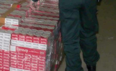 Suceava: Doi tineri, prinşi la frontieră cu 8.500 de pachete cu ţigări de contrabandă
