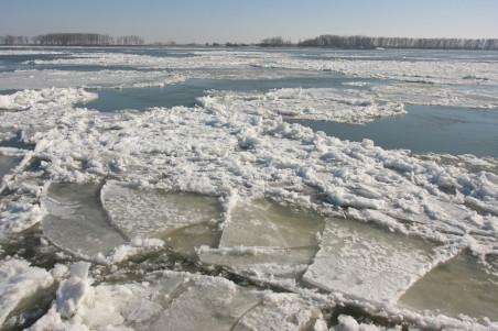 Traficul fluvial, blocat pe mai multe căi din cauza podurilor de gheaţă 