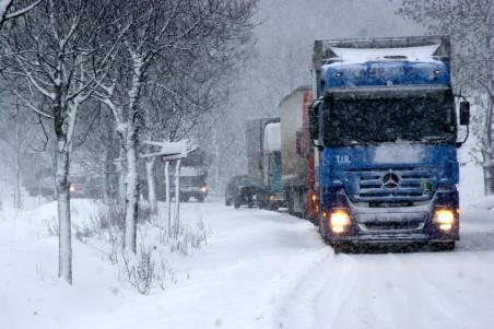 Zeci de TIR-uri şi camioane oprite pe A1, aduse în Capitală în coloane şi însoţite de poliţişti