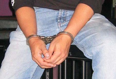 Vaslui: Un tânãr a încercat să îşi omoare mama şi bunica, iar apoi a atacat un poliţist