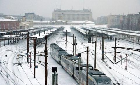 Codul portocaliu de ninsori şi viscol a paralizat jumătate de ţară. Vezi ce trenuri au fost anulate şi ce curse aeriene au întârzieri