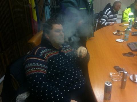 Contrastul care a revoltat România: drumarii stau în viscol, şefii, la căldură cu trabucul în gură
