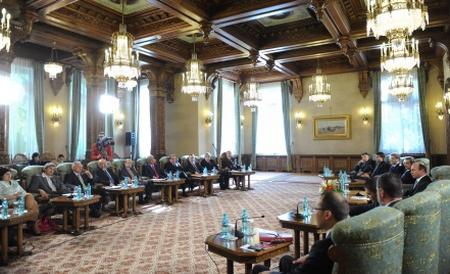 Minorităţile naţionale vor premier politic şi resping ideea alegerilor anticipate