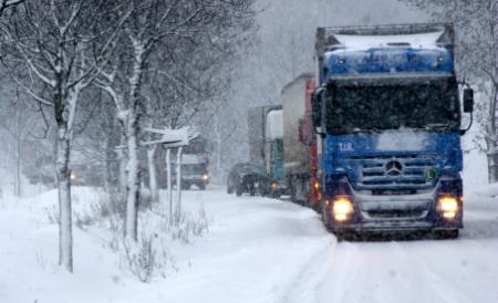 Restricţii rutiere în Prahova: Peste 50 de TIR-uri, oprite pe DN 1B