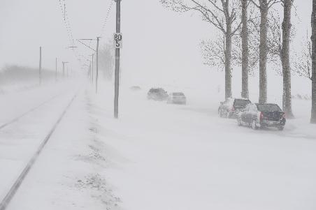 Captivi în nămeţi de peste trei metri şi jumătate: 450 de persoane, blocate şapte ore pe DN 3