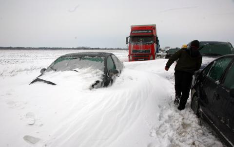 DN1, închis peste noapte traficului. Şapte judeţe, blocate de restul ţării. Vezi situaţia completă a drumurilor care sunt închise