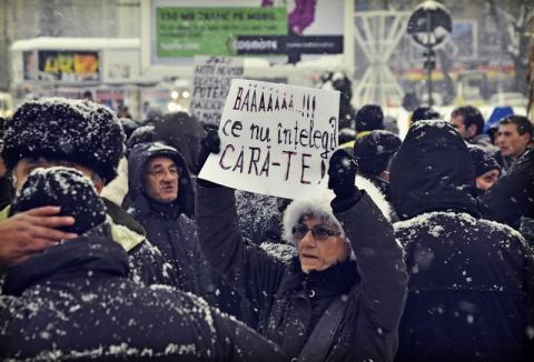 Glasul străzii n-a tăcut după demisia premierului. "Hop, hop, hop, Băsescu după Boc!"