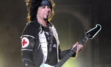 Nikki Sixx de la Motley Crue se lupta cu laringita