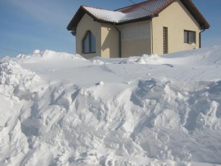 Proprietarii vilelor de la marginea Capitalei, captivi &icirc;n locuinţele lor de lux &icirc;nzăpezite
