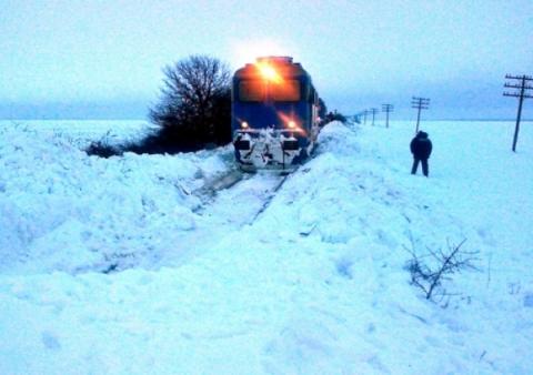 "Trenul e îngheţat... nu mai avem nicio soluţie". 700 de oameni, blocaţi de 30 de ore într-un tren ce venea de la Galaţi în Capitală