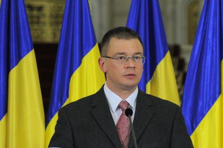 Noul Guvern, reunit într-o şedinţă informală. Boc i-a predat lui Ungureanu mandatul de premier