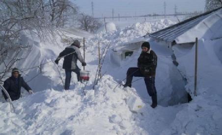 Autorităţile din Focşani au cerut ajutorul armatei pentru deszăpezire. Nămeţii au atins doi metri