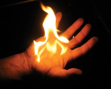 O femeie a încercat să îşi dea foc într-un oraş din sud-vestul Franţei