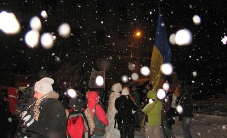 Proteste în Suceava la minus 15 grade Celsius: "Iarna nu-i ca vara, pe Băsescu nu-l vrea ţara!"