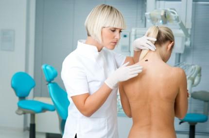 Educatie pentru sanatate: 15 simptome de cancer pe care femeile le ignora 