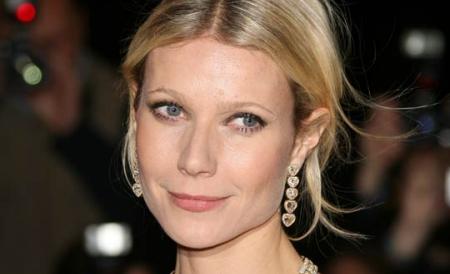 Gwyneth Paltrow isi condimenteaza viata sexuala cu carti picante