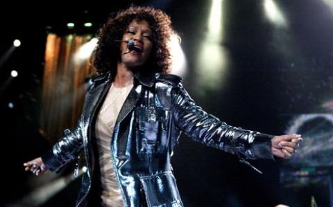 Prima posibilă cauză pentru moartea lui Whitney Houston: artista a fost găsită înecată în baie